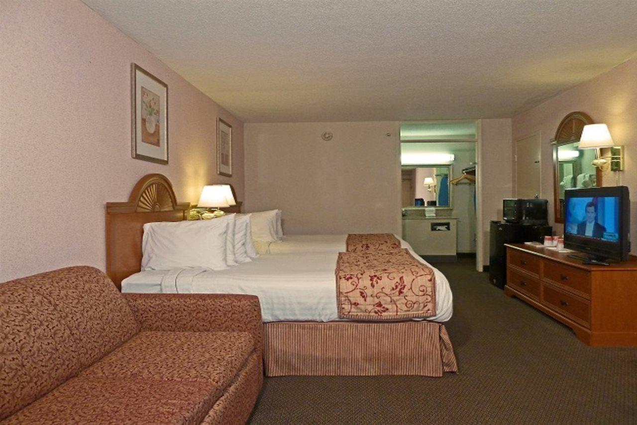 Ramada By Wyndham Asheville / Biltmore West Екстериор снимка